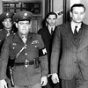 Hai người mặc thường phục trong ảnh là các điệp viên Đức bị bắt và sau đó bị kết án tử hình (Nguồn: ABC News).