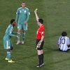 Ông Stark phạt thẻ vàng một cầu thủ Nigeria do phạm lỗi với Messi ở World Cup 2010 (Nguồn: Reuters)