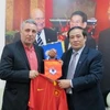 Chủ tịch VFF Nguyễn Trọng Hỷ tặng cựu danh thủ Hristo Stoichkov chiếc áo đấu của đội tuyển Việt Nam (Nguồn: VFF)