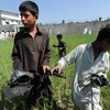 Lũ trẻ địa phương nhặt phế liệu đem bán sau cuộc tấn công của đặc nhiệm Mỹ vào nơi trú ẩn của bin Laden (Nguồn: Guardian).