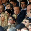 Ông Berlusconi (giữa) ngồi xem một trận đấu của Milan trên sân San Siro (Nguồn: Getty)