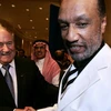 Chủ tịch Sepp Blatter (trái) đã loại được Bin Hammam khỏi cuộc đua (Nguồn: Reuters)