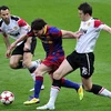 Messi đi bóng trước sự bất lực của các cầu thủ M.U (Nguồn: Getty)