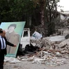Thứ trưởng Ngoại giao Libya Khaled Kaim chỉ cho các nhà báo quốc tế hiện trường của tòa nhà quốc hội Libya bị trúng bom NATO (Nguồn: CNN)