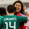 Thủ môn Ochoa chúc mừng Chicharito trong trận thắng El Salvador 5-0 ở trận ra quân (Nguồn: Getty)