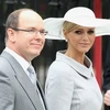 Hoàng tử Albert II và cô Charlene Wittstock dự lễ cưới Hoàng gia Anh hôm 29/4 (Nguồn: Getty) 
