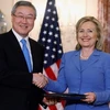 Ông Sung Kim (trái) và Ngoại trưởng Mỹ Hillary Clinton (Nguồn: Getty)