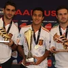 Thiago (giữa) là cầu thủ xuất sắc nhất trận chung kết, Adrian (trái) đoạt Chiếc giày vàng, Mata đoạt Giày đồng (Nguồn: Getty)