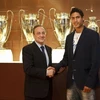 Chủ tịch Florentino Perez và bản hợp đồng mới Raphael Varane. (Nguồn: Getty images)