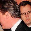 Coulson (đằng sau) đã từng giữ chức giám đốc truyền thông cho Thủ tướng Anh David Cameron (Nguồn: Guardian)