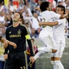 Beckham bất lực nhìn Ronaldo ghi bàn cho Real (Nguồn: AP)