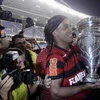 Ronaldinho với chiếc cúp vô địch bang Rio cùng Flamengo (Nguồn: Reuters)