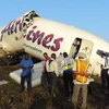 Chiếc máy bay bị gãy làm đôi (Nguồn: Reuters)