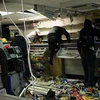 Các cửa hiệu bị đập phá, cướp bóc (Nguồn: Reuters)