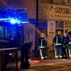 Lính cứu hỏa tác nghiệp ở một cửa hiệu bị những kẻ quá khích đốt cháy (Nguồn: Getty)