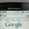 Chiếc Motorola Droid hiển thị công cụ tìm kiếm Google (Nguồn: Reuters)