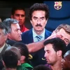 Ở góc nhìn này thì dường như Mourinho đã móc mắt Tito Vilanova (Nguồn: AS)