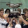 Sergio Ramos là người đeo băng đội trưởng lên nhận cúp chứ không phải Casillas (Nguồn: AP)