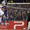 Thiago Silva bật cao hơn các hậu vệ Barca để đánh đầu tung lưới Valdes (Nguồn: Getty)