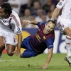 Iniesta chấn thương sau pha phạm lỗi của Nesta (Nguồn: Reuters)