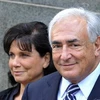 Vợ ông Strauss-Kahn luôn kề vai sát cánh bên chồng trong những ngày sóng gió (Nguồn: AP)