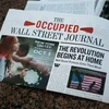Những người "đánh chiếm phố Wall" xuất bản báo tự chế, nhại lại tờ báo tài chính nổi tiếng Wall Street Journal (Nguồn: AP)