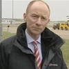 Phóng viên Peter Hunt của BBC tác nghiệp với chiếc áo có gắn logo của hãng thời trang Berghaus (Nguồn: Telegraph)