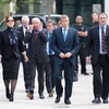 Roman Abramovich (đeo càvạt xanh) trên đường đến tòa án hôm 3/10 (Nguồn: Guardian)