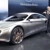Thủ tướng Đức Angela Merkel bên một mẫu Mercedes mới tại triển lãm xe hơi Frankfurt tháng trước (Nguồn: AP)