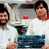 Steve Jobs (phải) và Wozniak với sáng chế đầu tiên của mình (Nguồn: etiole.com)