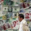 Một người đàn ông đi qua một điểm đổi tiền ở Hong Kong (Nguồn: Reuters)