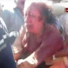 Đoạn video quay bằng điện thoại cho thấy ông Gaddafi vẫn còn sống khi bị bắt trước khi NTC tuyên bố ông đã chết (Nguồn: Reuters)