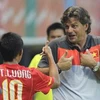 Niềm vui của HLV trưởng Falko Goezt và đội trưởng Thành Lương sau trận đấu . Ảnh: Quốc Khánh - TTXVN 