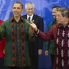 Tổng thống nước chủ nhà Susilo Bambang Yudhoyono và Tổng thống Mỹ Barack Obama trong chiếc áo truyền thống Bali (Nguồn: Getty Images)
