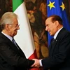 Ông Berlusconi bắt tay người kế nhiệm Mario Monti (Nguồn: AFP)