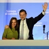 Lãnh đạo đảng Nhân dân Tây Ban Nha Mariano Rajoy và vợ Elvira Fernandez vẫy chào những người ủng hộ sau khi giành chiến thắng. (Nguồn: AFP/TTXVN)