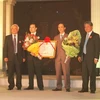 Phó chủ tịch Quốc hội Uông Chu Lưu (ngoài cùng bên trái) trao bằng khen cho đại diện công ty (Ảnh: PV/TTXVN)