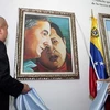 Ông Hugo Chavez giới thiệu với bà Cristina Kirchner tác phẩm của mình (Nguồn: AFP)