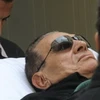 Ông Mubarak ra tòa trong tình trạng "sức khỏe yếu", không thể đứng mà phải nằm (Nguồn: AP)
