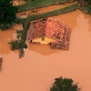 các căn nhà chìm trong làn nước màu nâu đất (Nguồn: AFP)