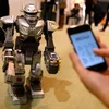 Robot biết đi tại Hội chợ đồ chơi Hong Kong 2012 (Nguồn: AFP)