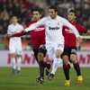 Tiền đạo Casadesus (trái, áo đỏ) tranh bóng với Higuain trong trận gặp Real Madrid (Nguồn: Getty Images)