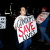 Các nhà họat động phòng chống AIDS biểu tình ủng hộ luật bắt diễn viên phim cấp 3 mặc "áo mưa" (Nguồn: AFP)