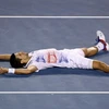 Djokovic nằm dài ra sân ăn mừng chiến thắng (Nguồn: AFP)