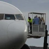 Các nhân viên kỹ thuật Qantas kiểm tra mùi hôi trên máy bay (Nguồn: smh.com.au)