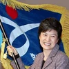 Một lãnh đạo đảng Saenuri cầm lá cờ GNP (Nguồn: Yonhap)