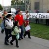 Phụ huynh biểu tình đòi xử lý giáo viên đồi bại tại Los Angeles (Nguồn: AP)