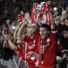 Đội trưởng Steven Gerrard nâng cao cúp vô địch (Nguồn: Reuters)