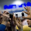 Khách tham quan hào hứng với điện thoại 41 megapixel của Nokia (Nguồn: AFP)