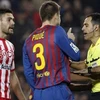 Pique và trọng tài Sanchez Arminio trong trận Barcelona thắng Almeria 3-1 cuối tuần trước (Nguồn: MD)